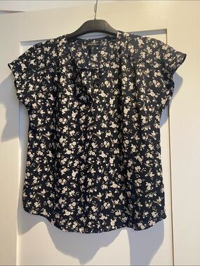 Banana Republic Navy and White Floral Short Sleeve Blouse. Size M